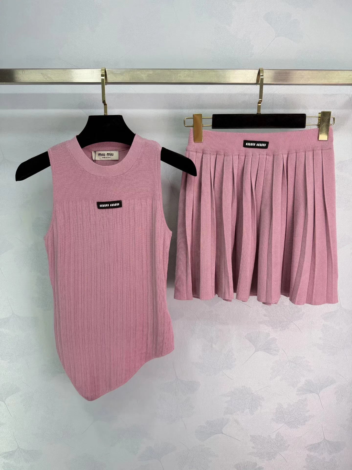 leeveless vest + pleated skirt set