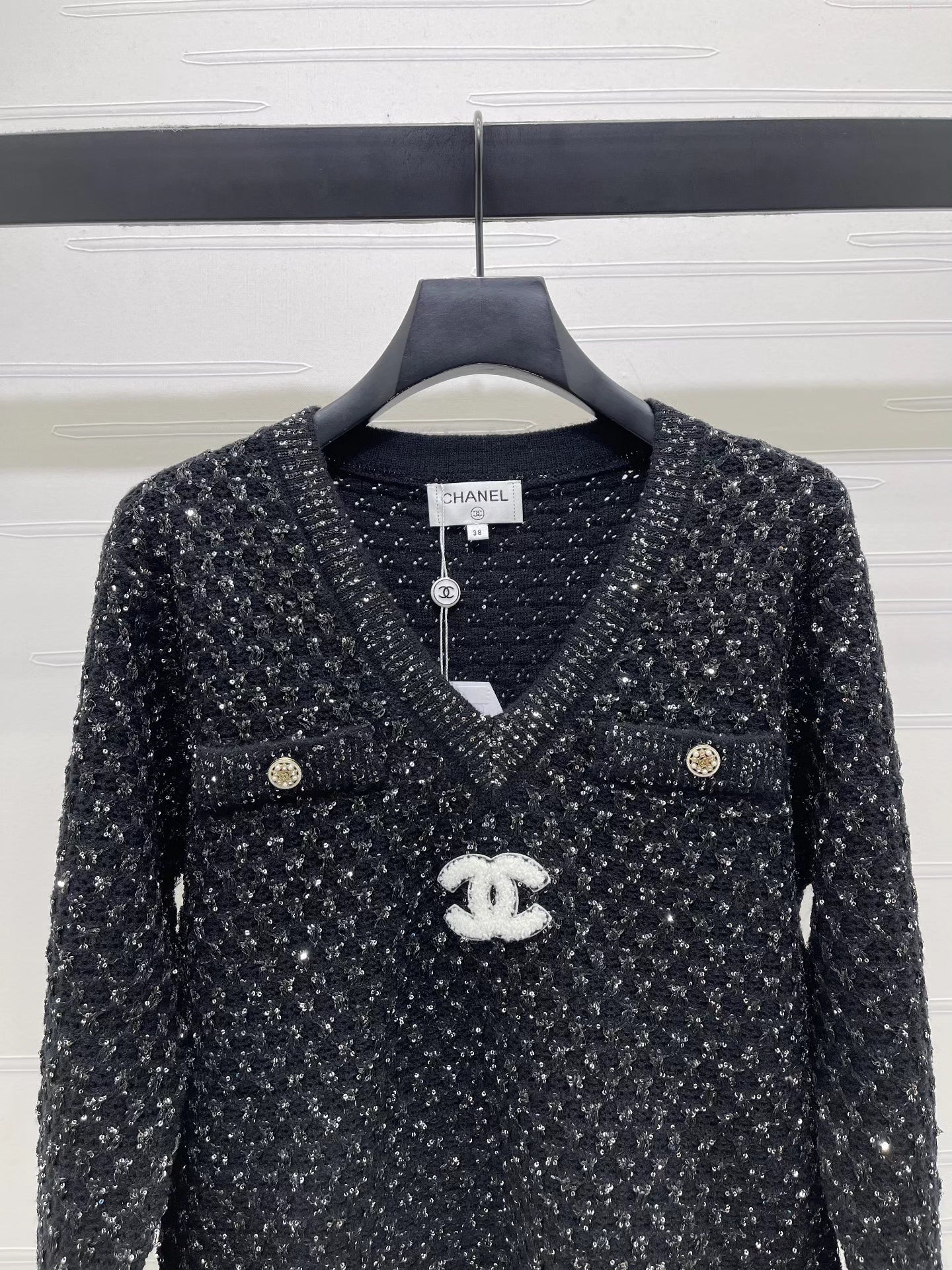 Heavy-duty sequined V-neck long-sleeved top
