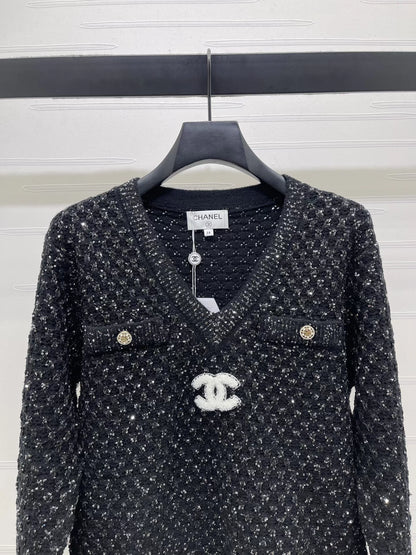Heavy-duty sequined V-neck long-sleeved top