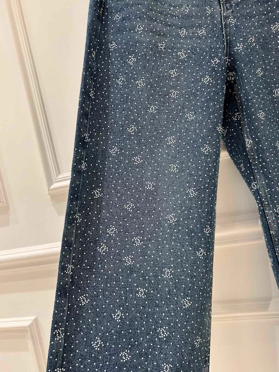 Heavy-duty pearl-studded pants