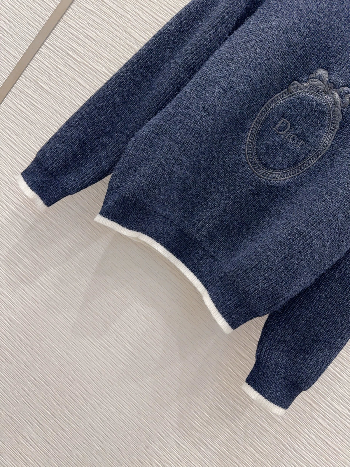 26Long-Sleeve Knitted Top with Contrast-Color Embroidered Logo