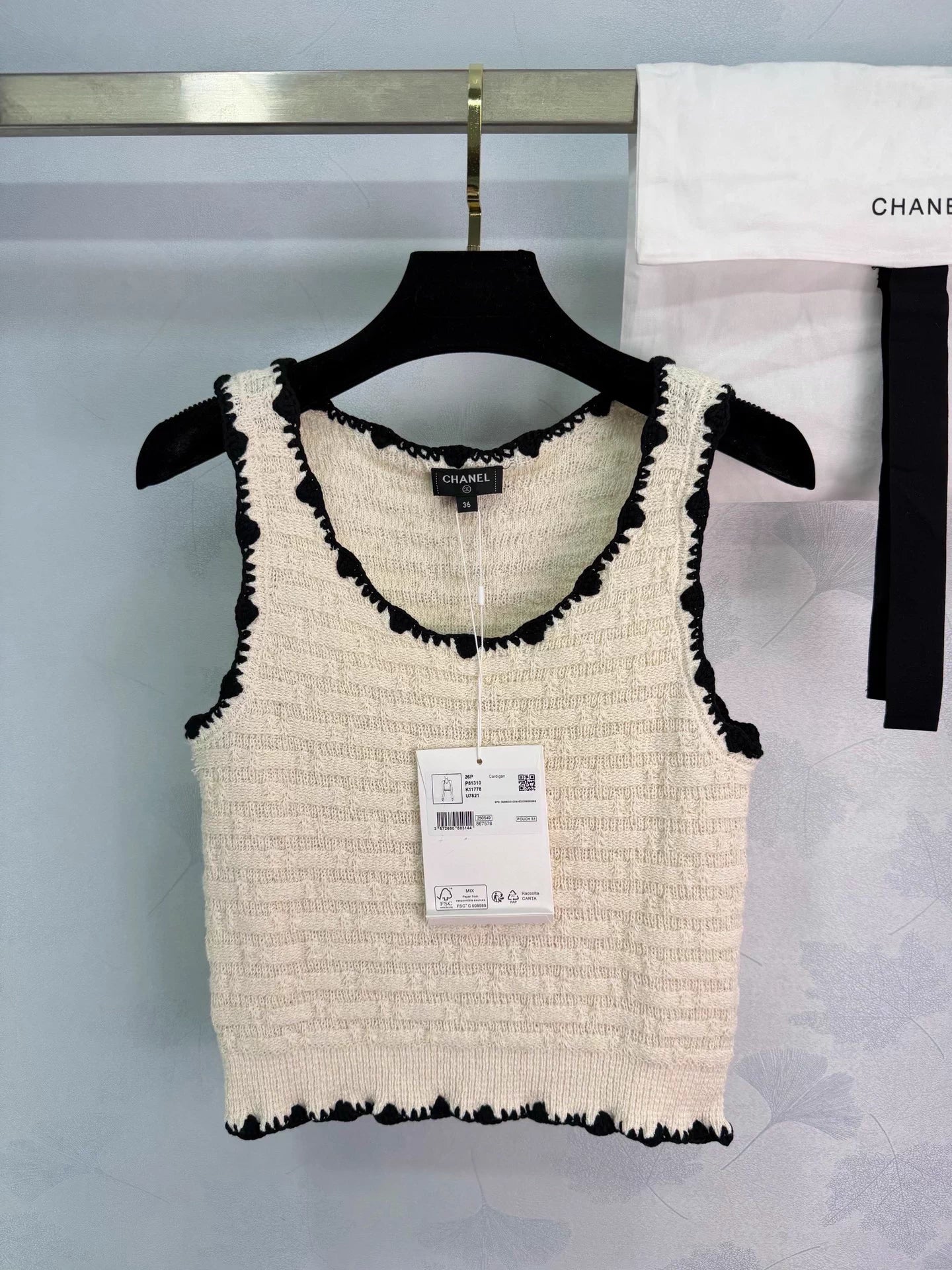 U-neck vest