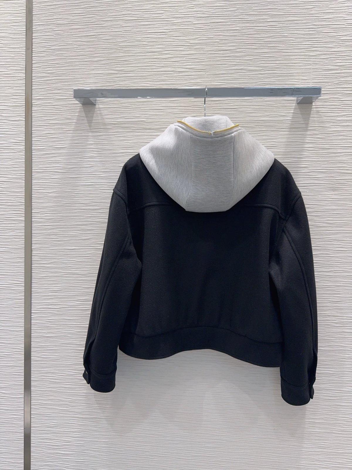 26New Long-Sleeve Wool-Blend Jacket with Triangular Logo and Air-Layer Fabric