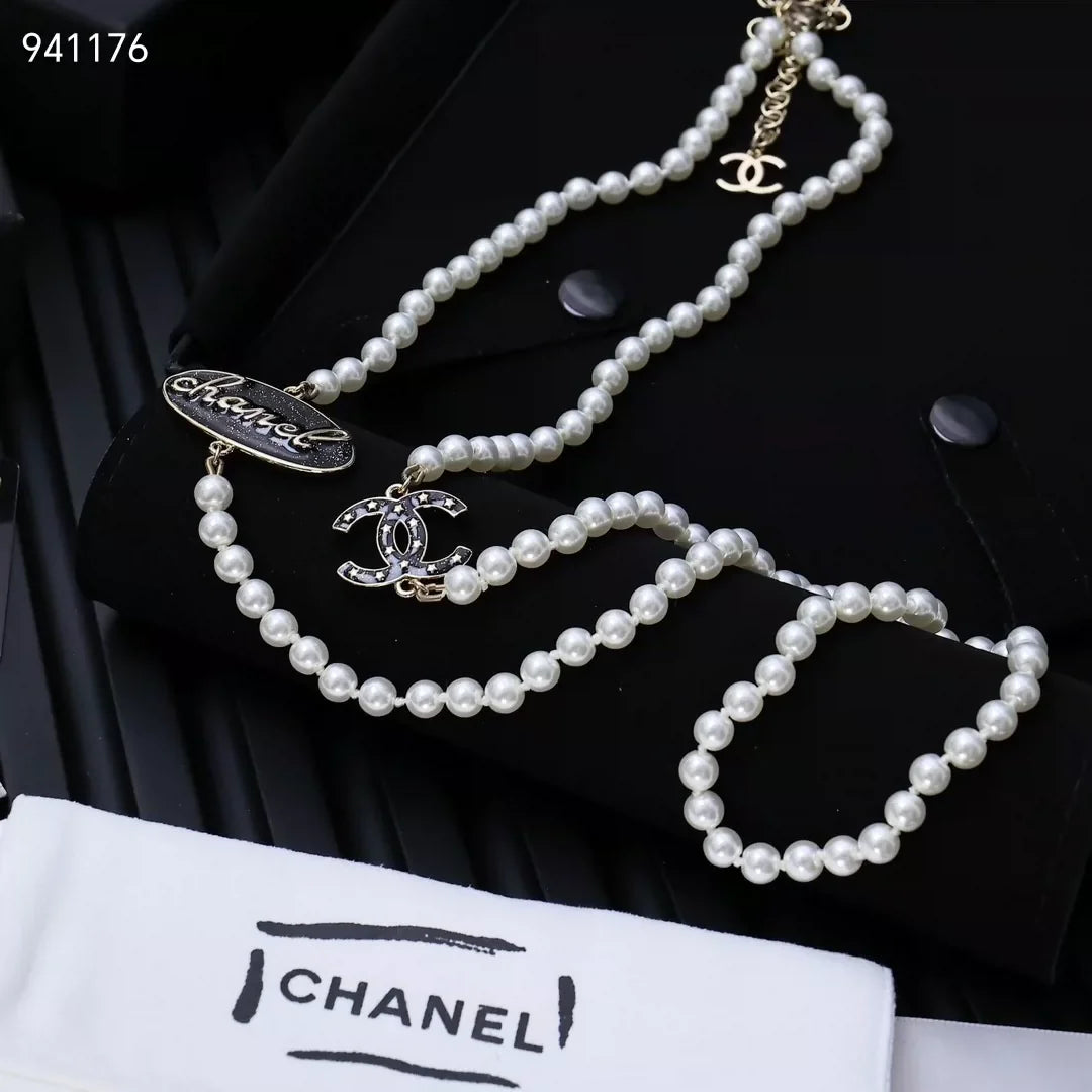 Elliptical pearl sweater chain