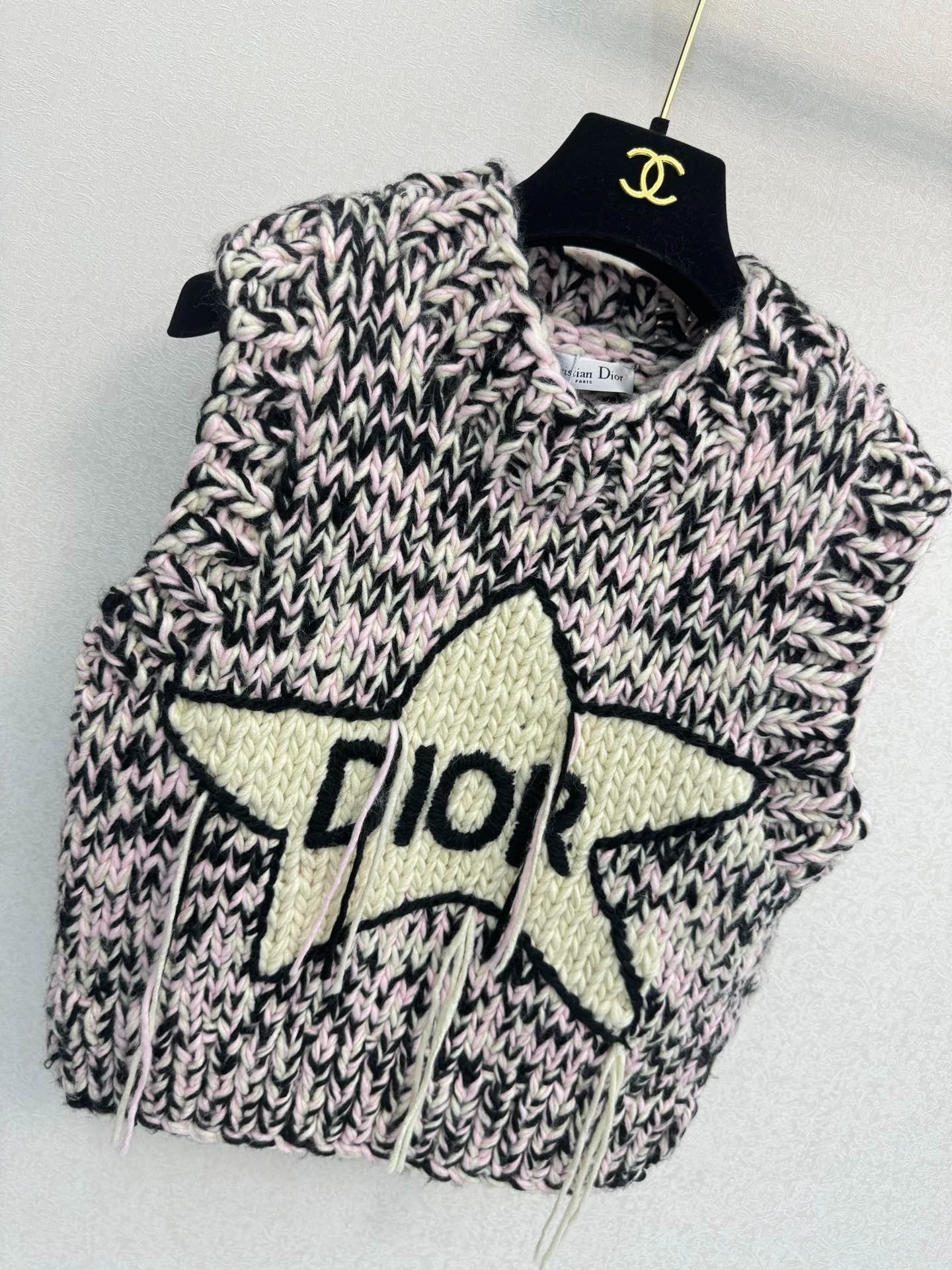 Five pointed star knitted vest