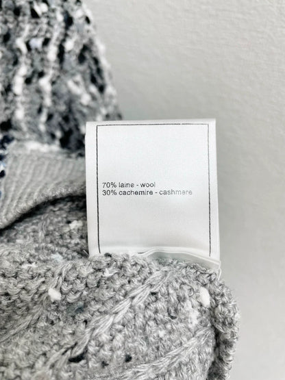 25fw Wearing a round neck cardigan with beads