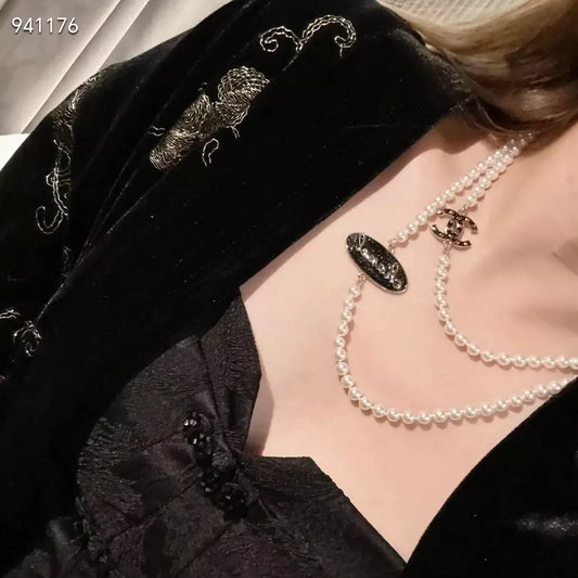 Elliptical pearl sweater chain