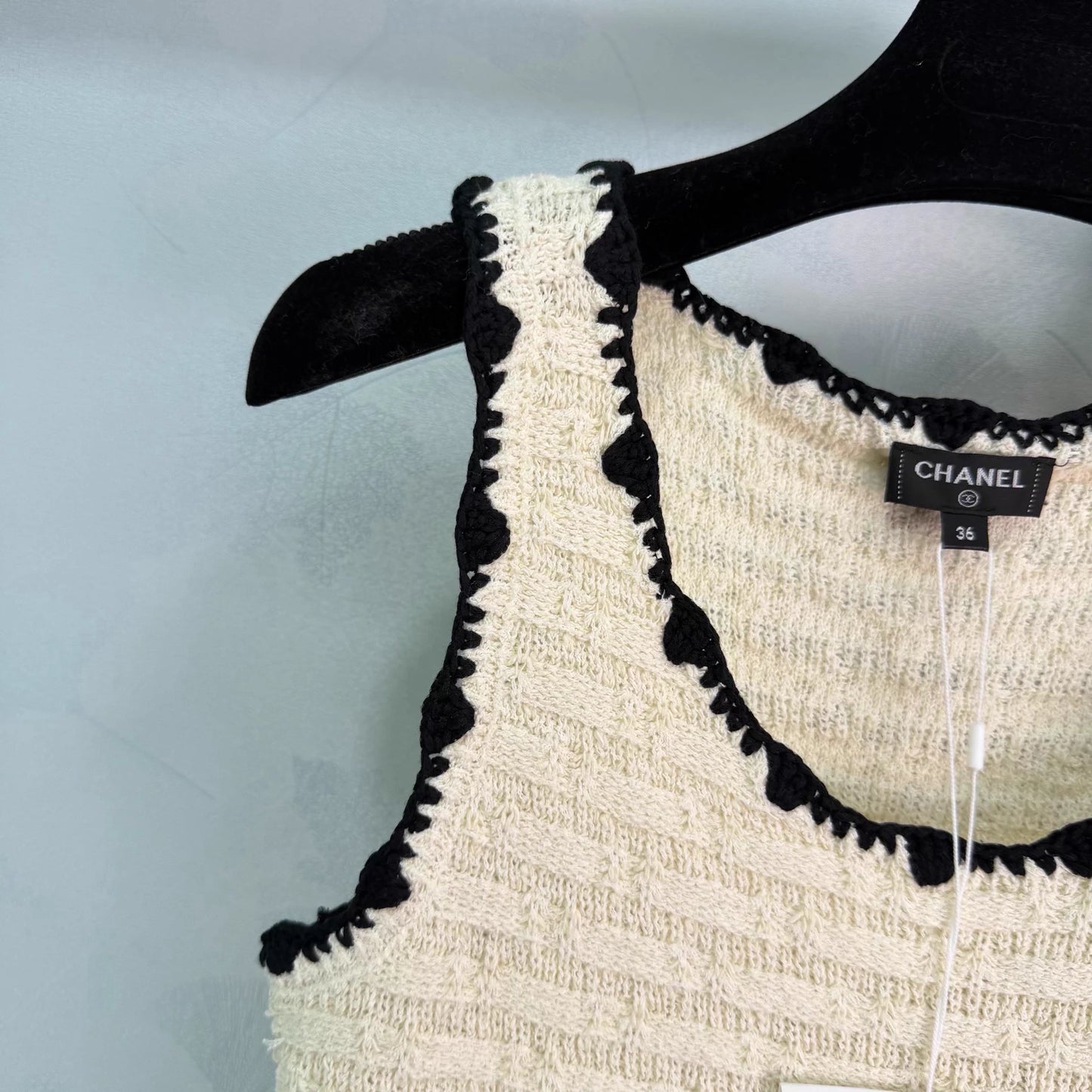 U-neck vest