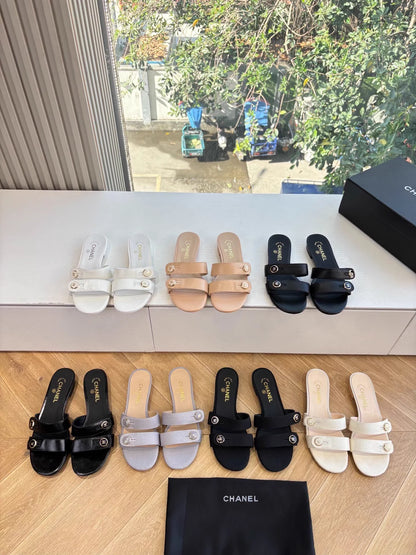 Double C buckle slippers