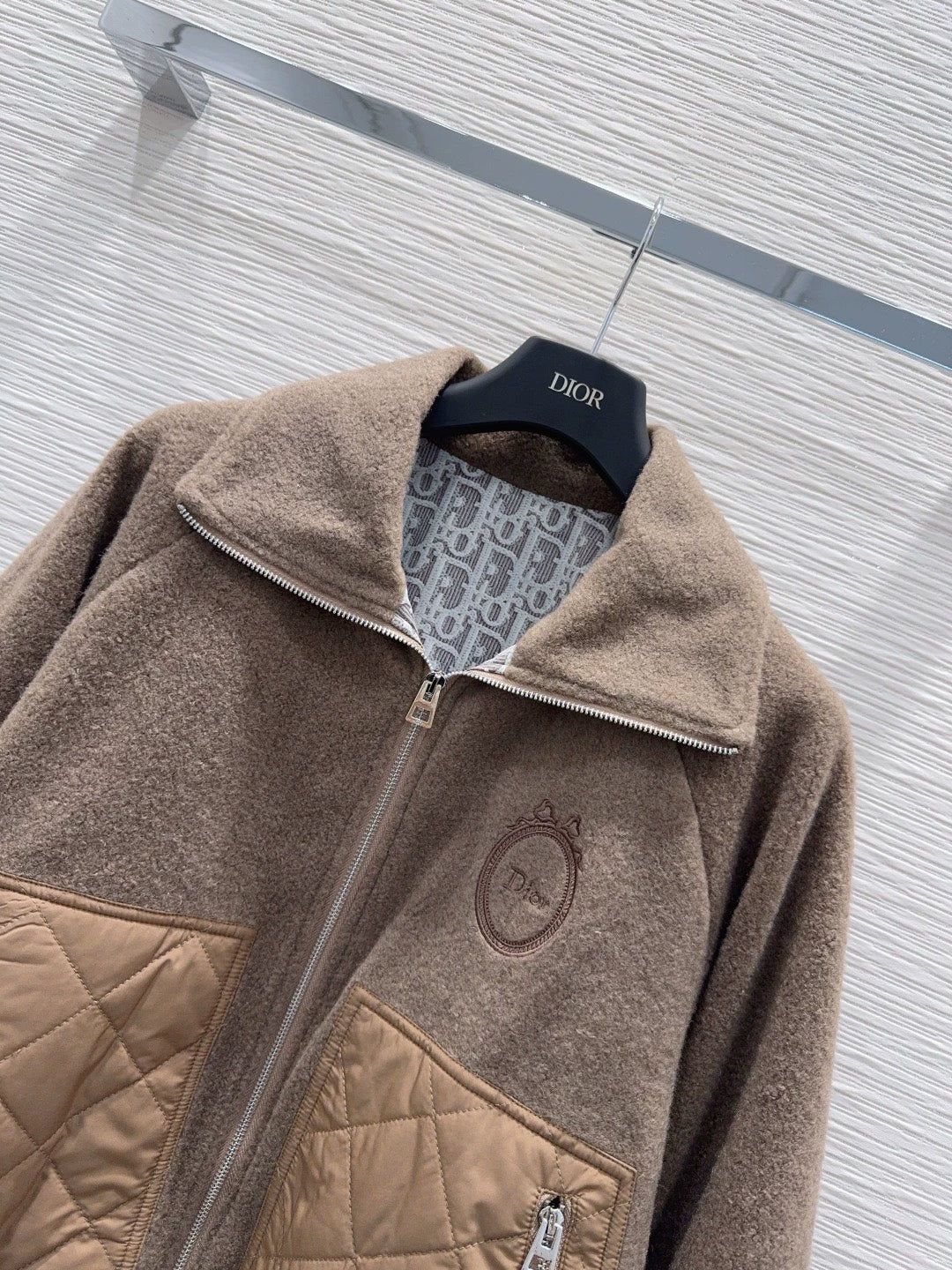 26New Quilted-Pattern Long-Sleeve Jacket with Pockets, Zipper, and Lapel