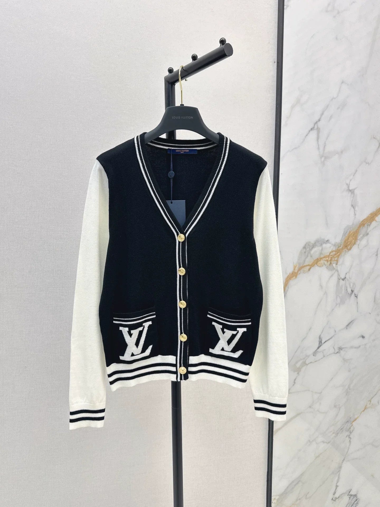 25 Color blocking V-neck knitted cardigan