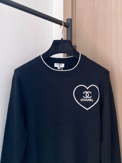 Heart-shaped long-sleeved knit sweater