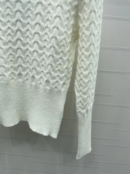 Round neck pullover long sleeved sweater