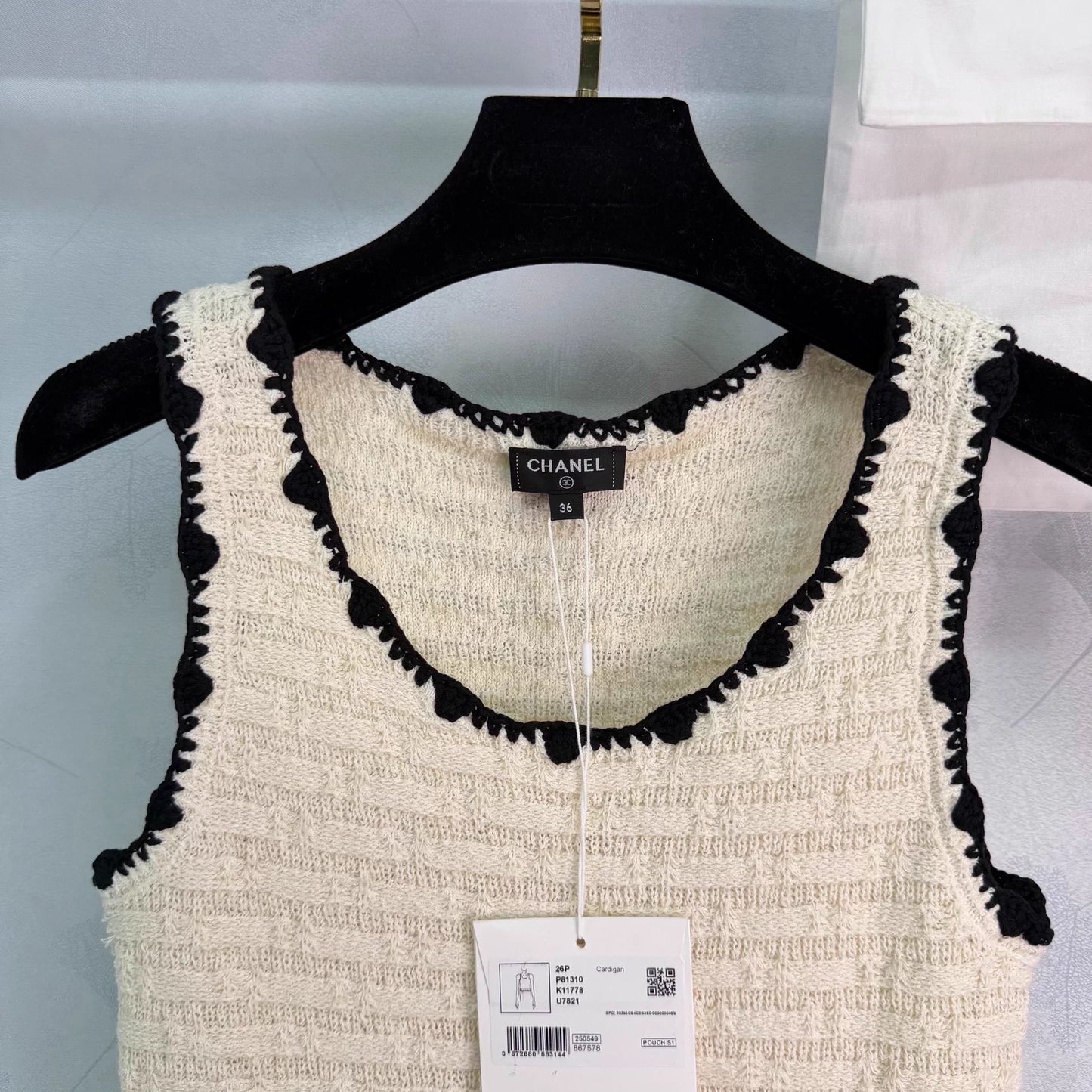 U-neck vest