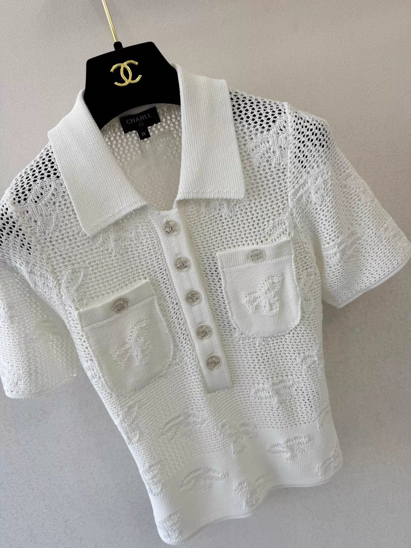 Short-sleeved knit top