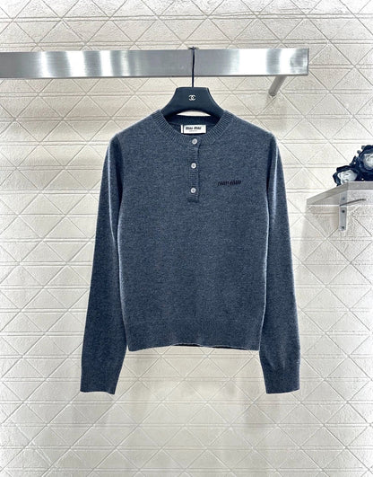 Half open button knit long sleeved shirt
