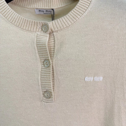 New short-sleeved knit sweater