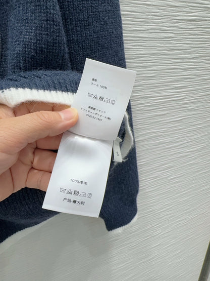 26Long-Sleeve Knitted Top with Contrast-Color Embroidered Logo