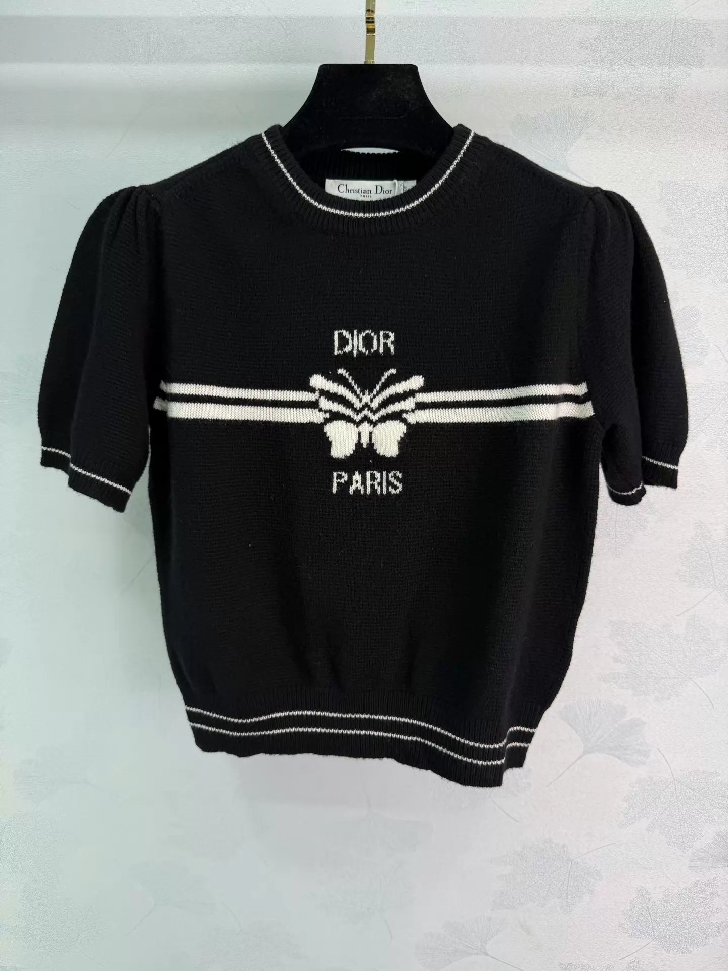 Short-sleeved knit top