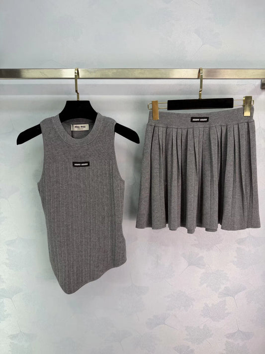 leeveless vest + pleated skirt set