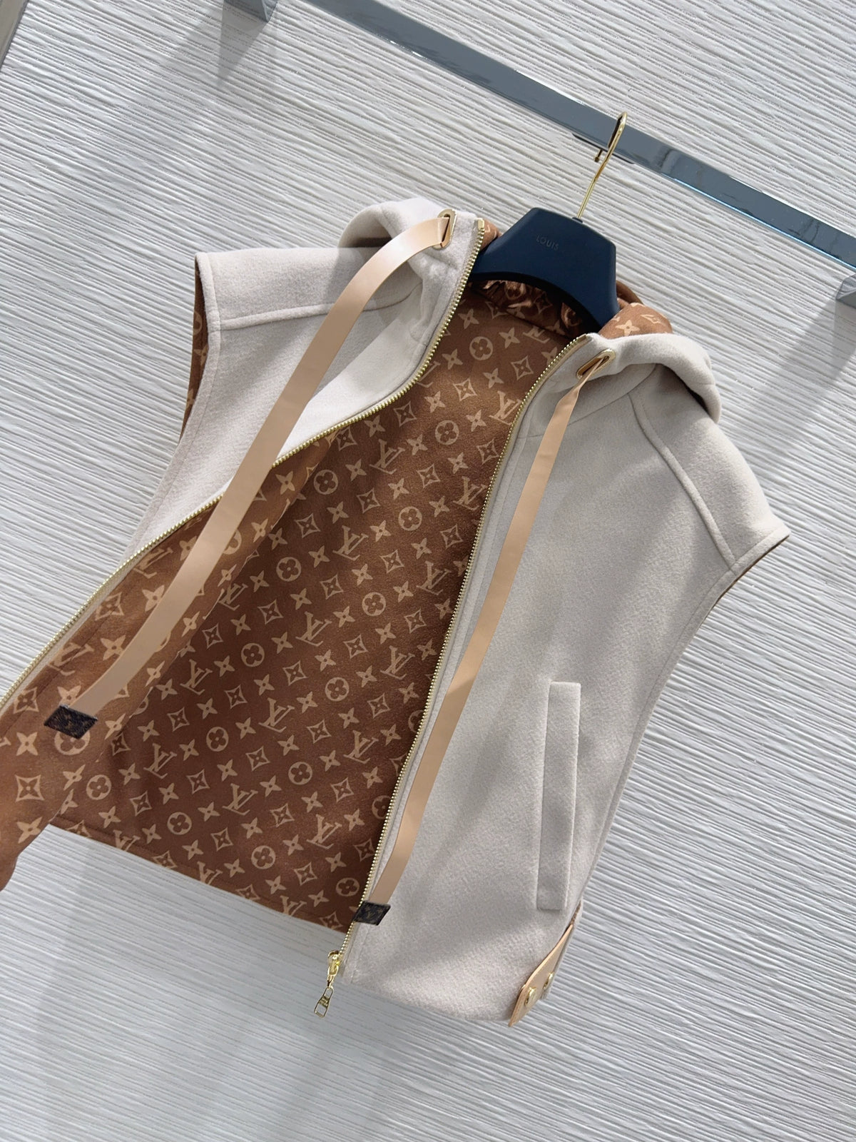26New Color-Block Hooded Vest