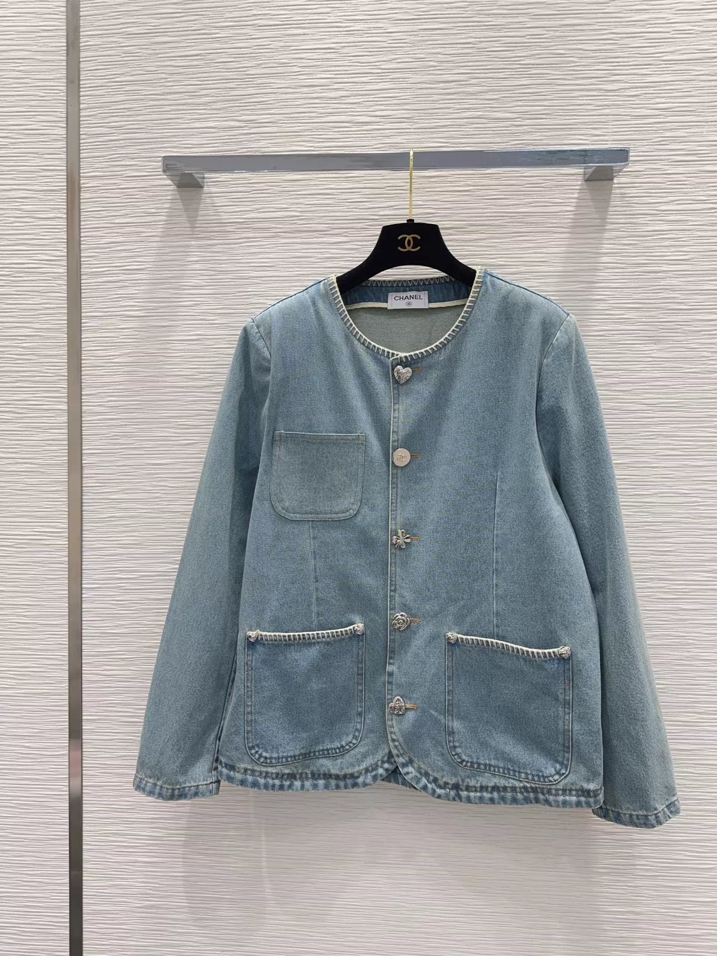 Long-sleeved denim jacket with pockets