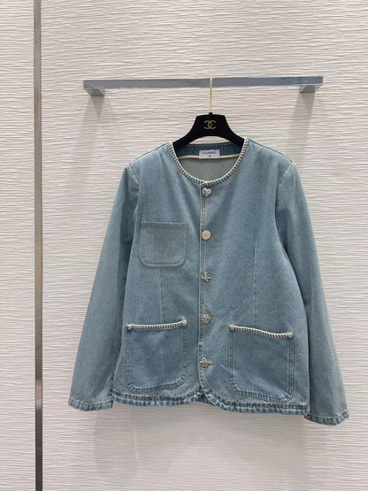 Long-sleeved denim jacket with pockets