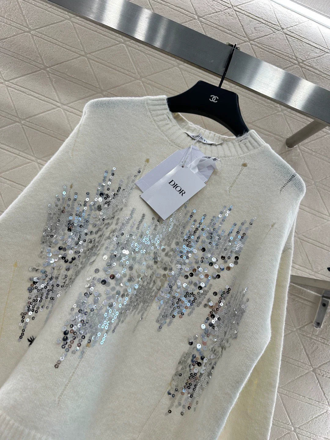25fw Broken hole sequin round neck sweater