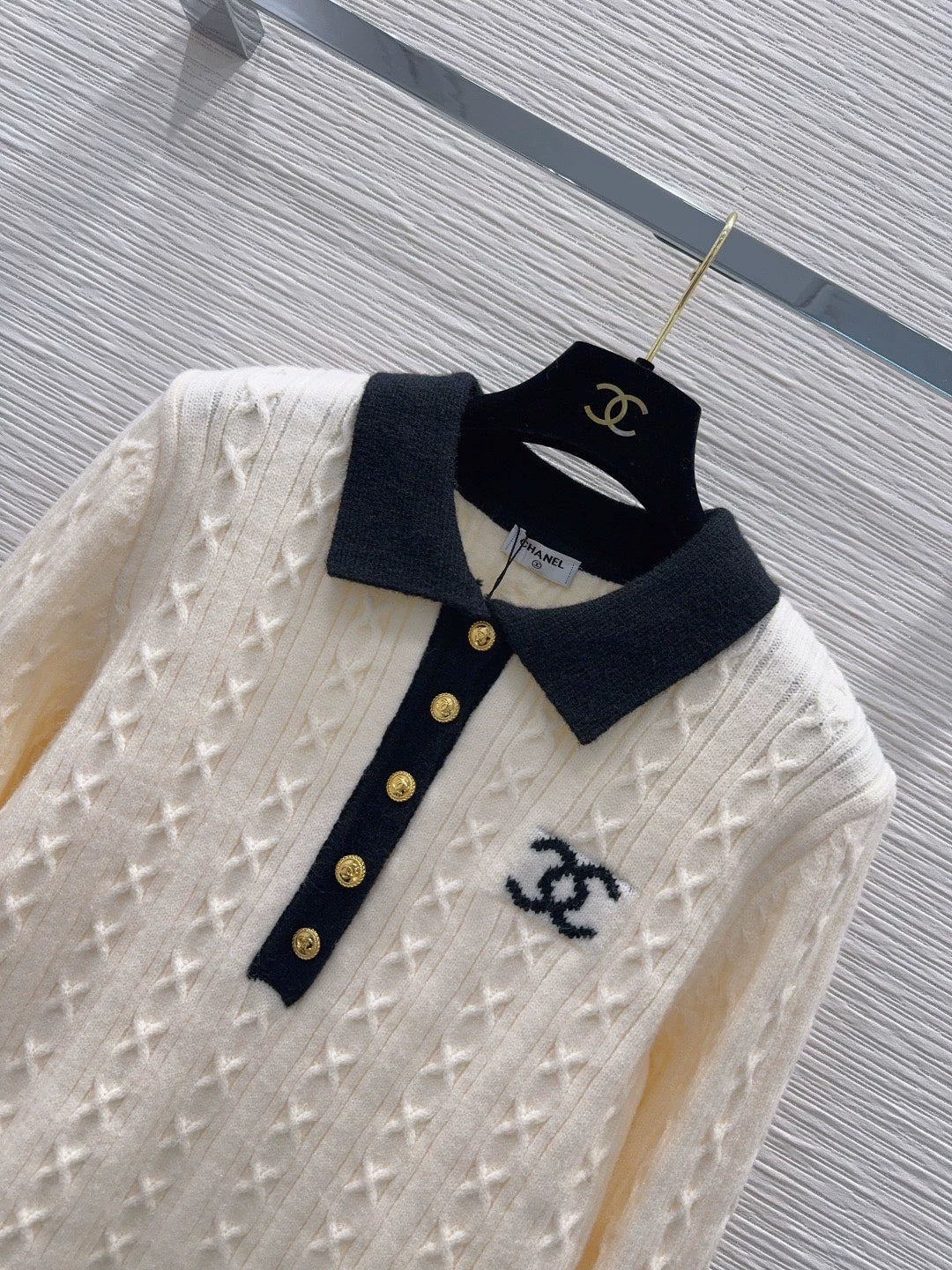 26New Classic Color-Block Sweater