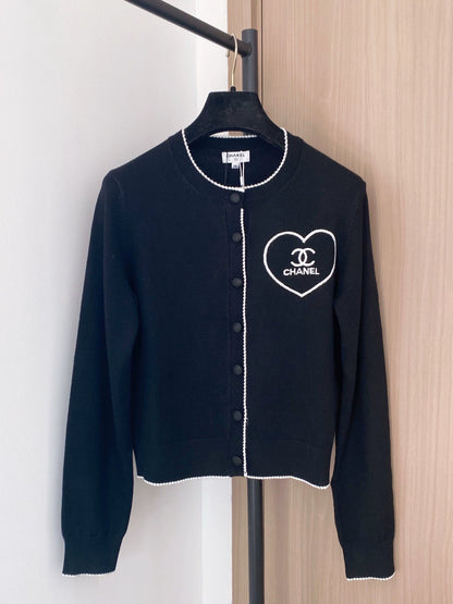 Heart-patterned knitted cardigan