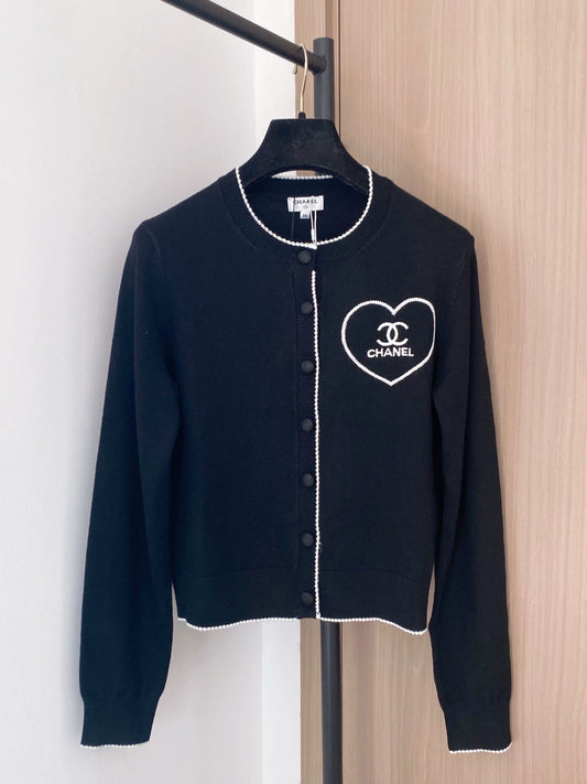 Heart-patterned knitted cardigan