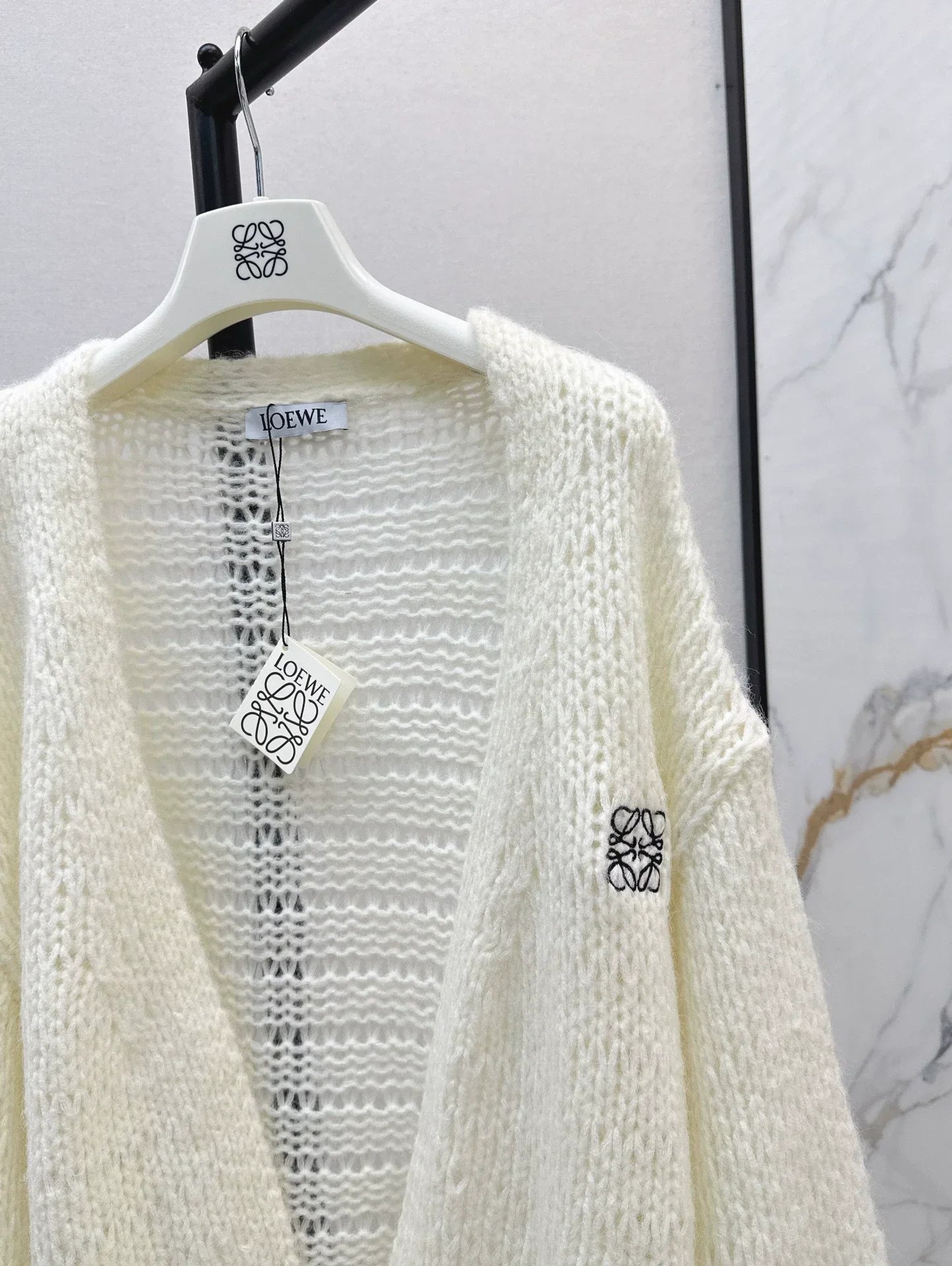 25 Embroidered decorative V-neck knitted silhouette cardigan
