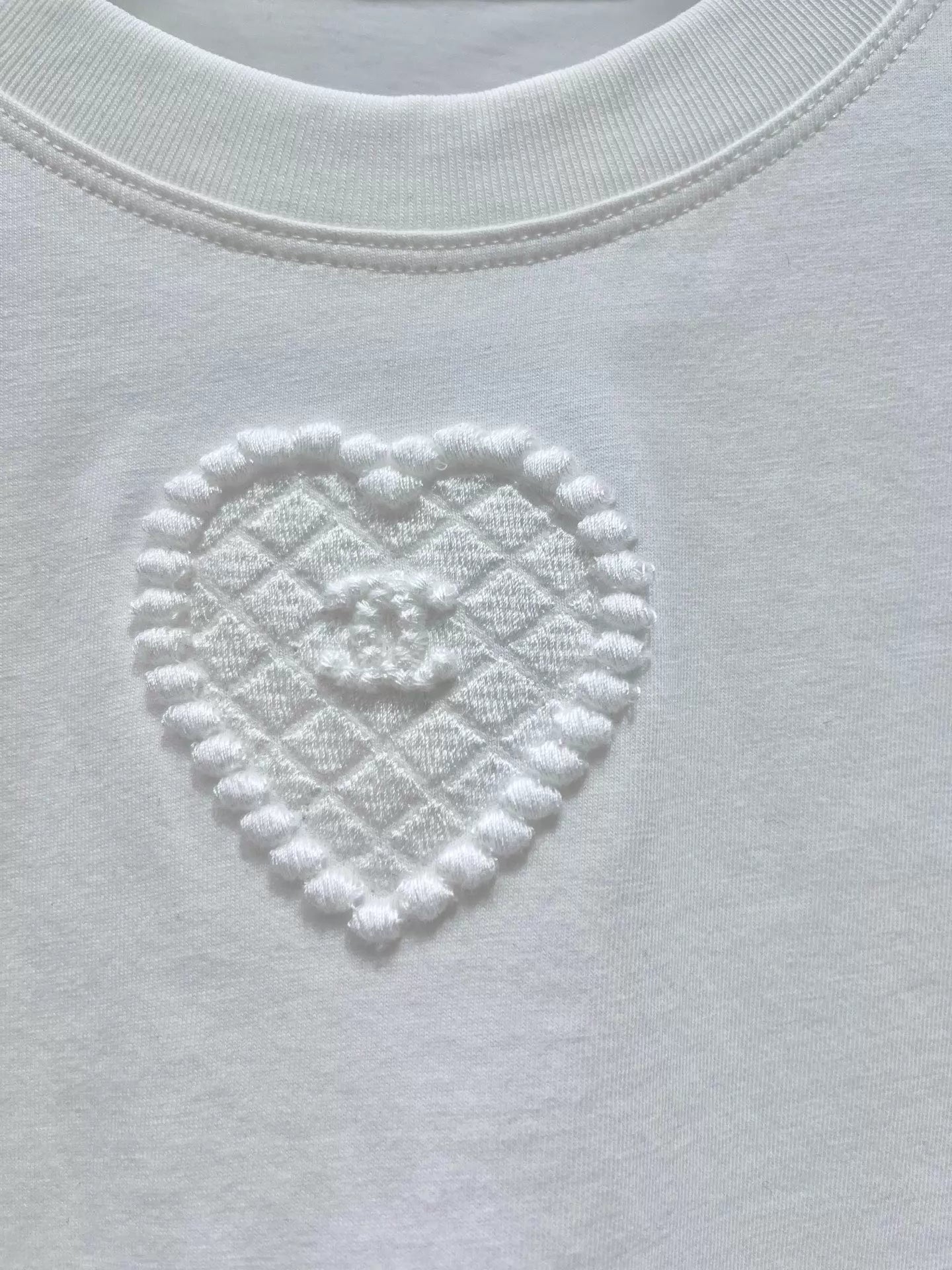 26ss Heart-embossed logo T-shirt