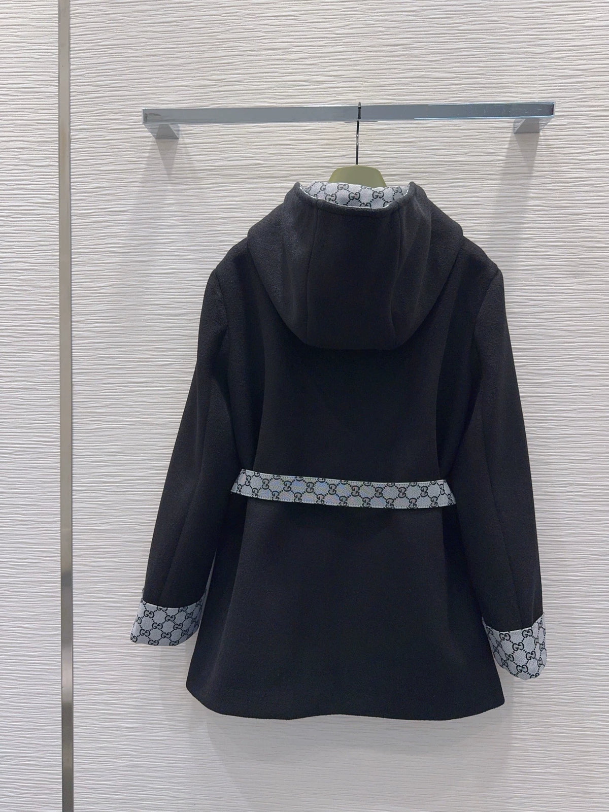 26Long-Sleeve Mid-Length Wool-Blend Coat with Lettered Belt