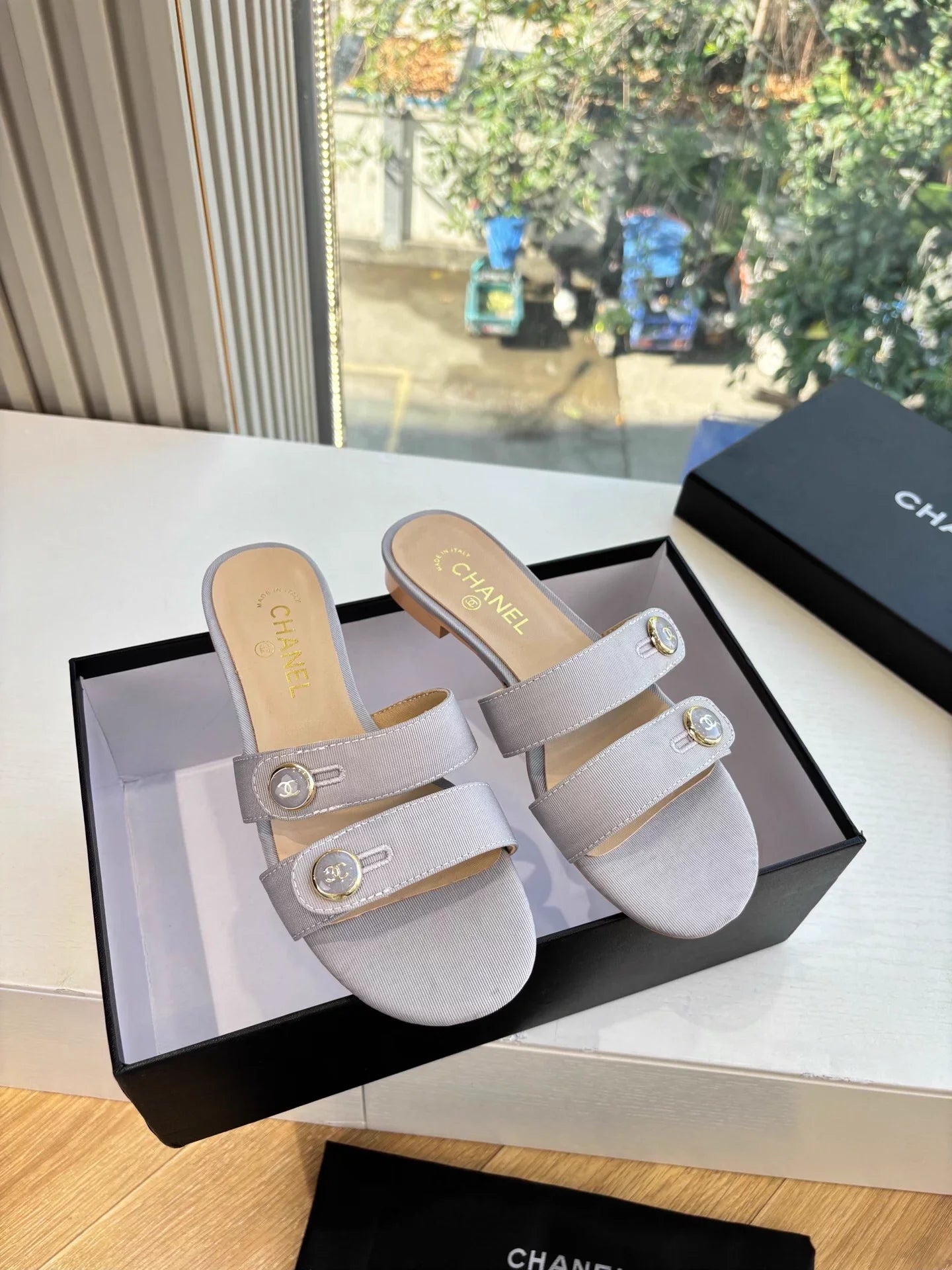 Double C buckle slippers