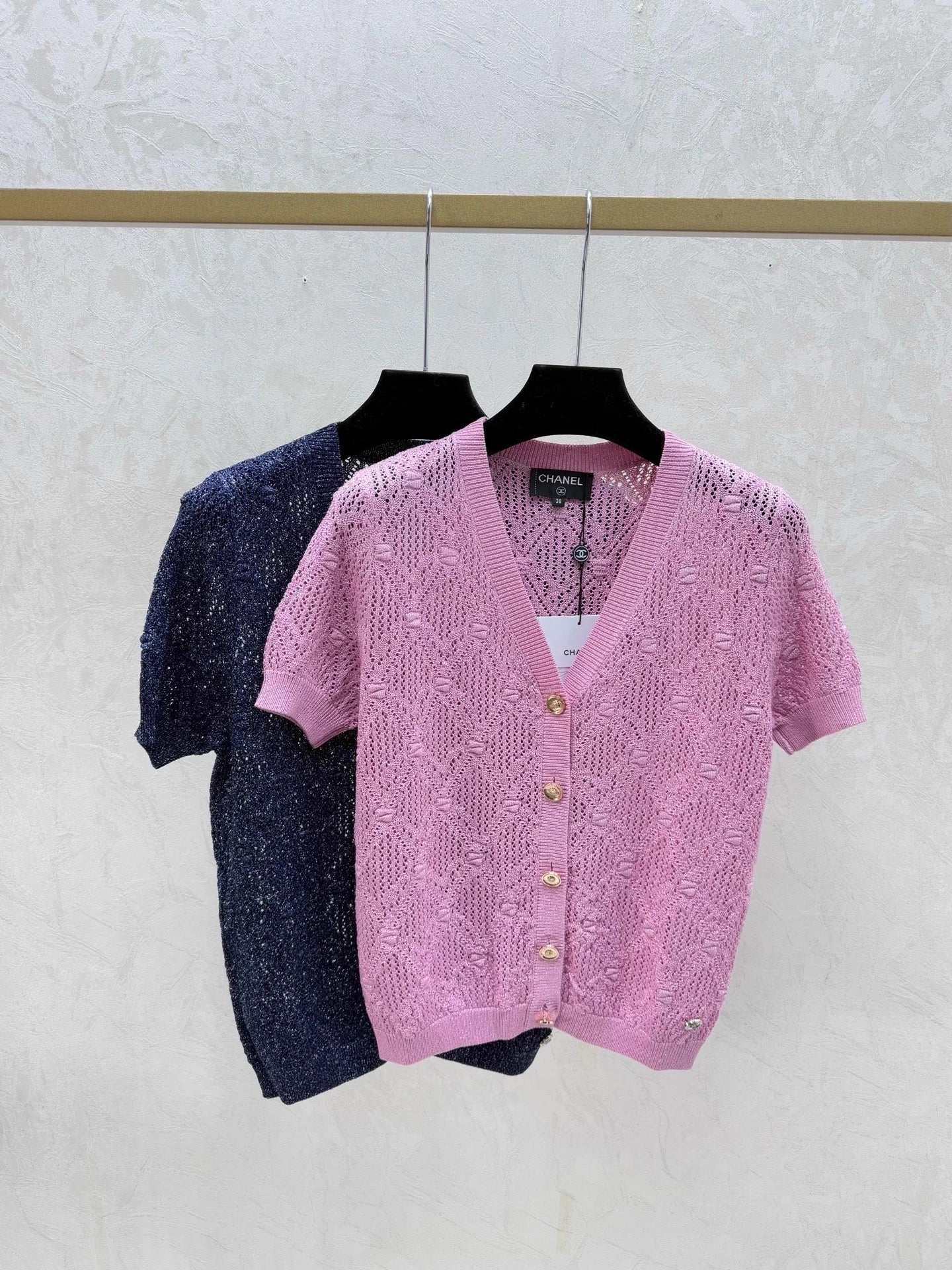 Hollow-out V-neck T-shirt