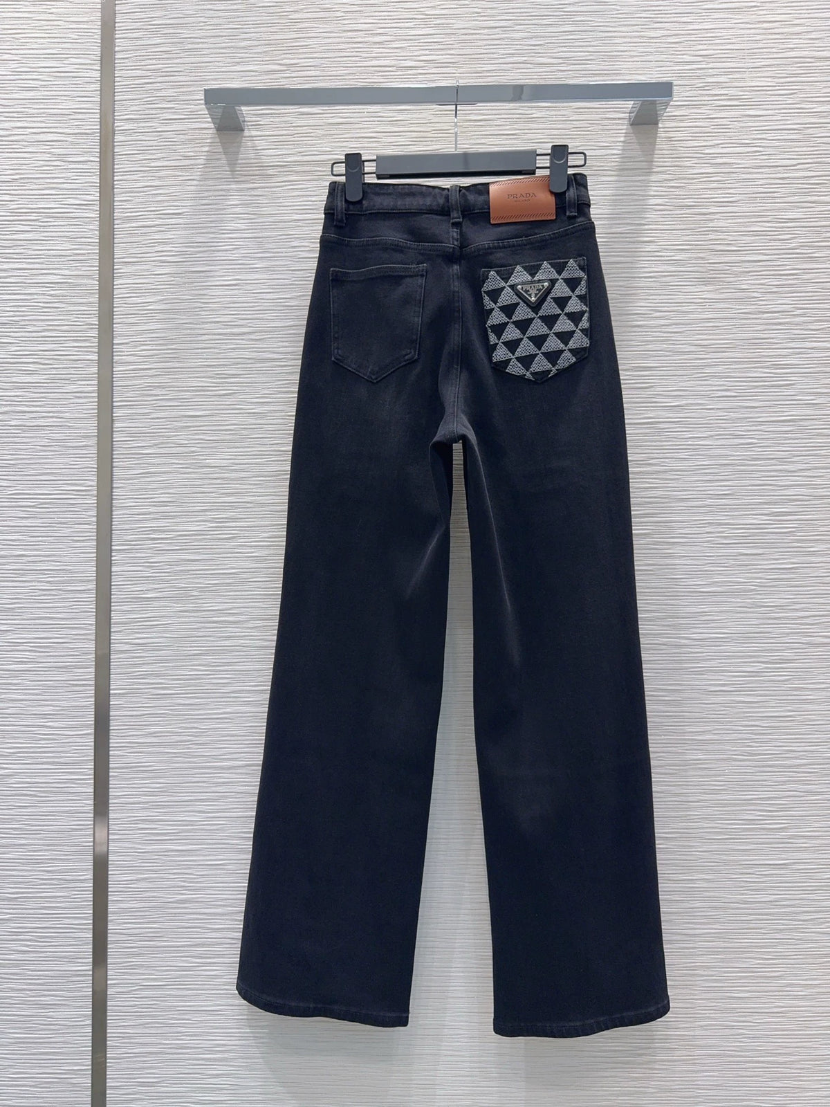 26New-Arrival Jeans with Rear Triangle Logo and Pockets