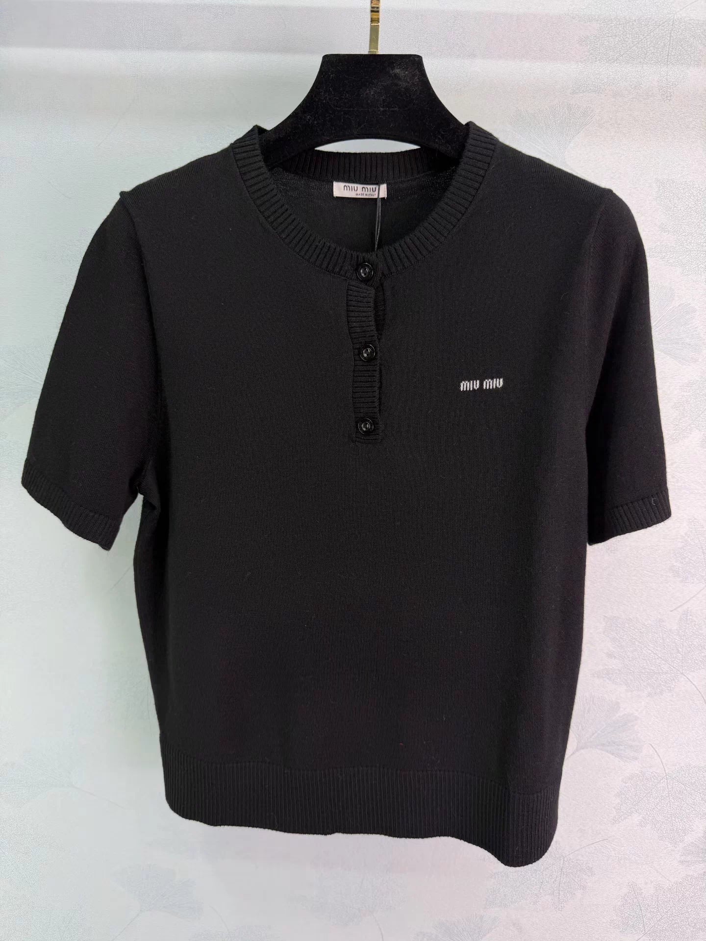 New short-sleeved knit sweater