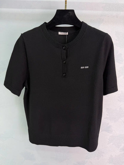New short-sleeved knit sweater