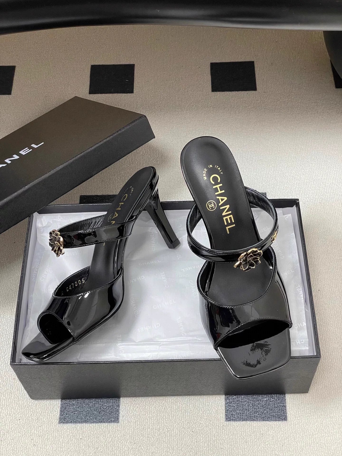 Square-toe peep-toe sandals