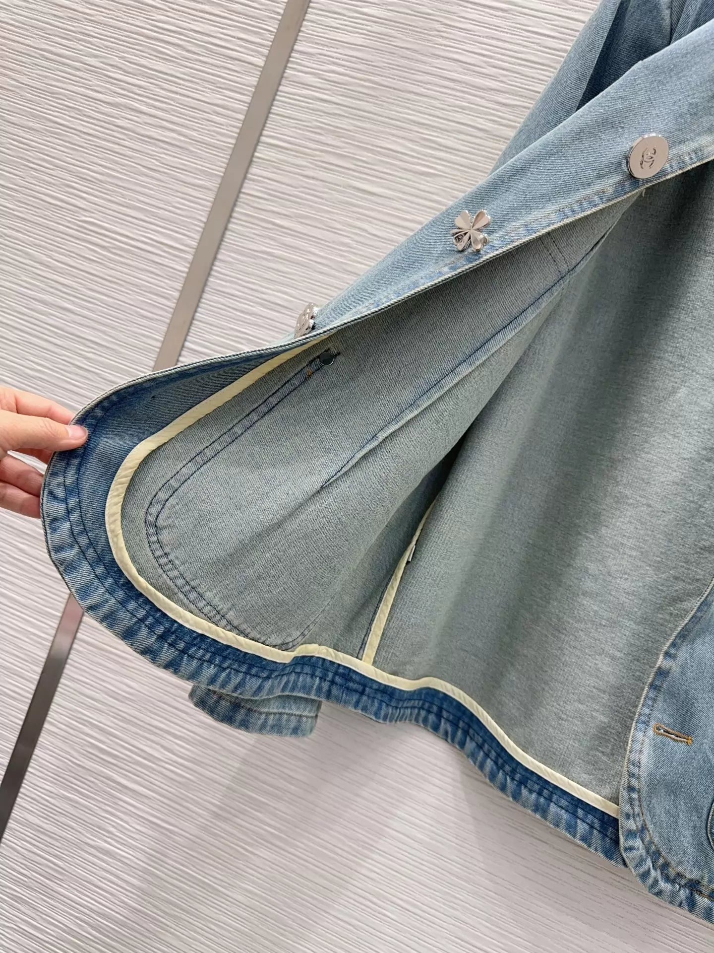 Long-sleeved denim jacket with pockets