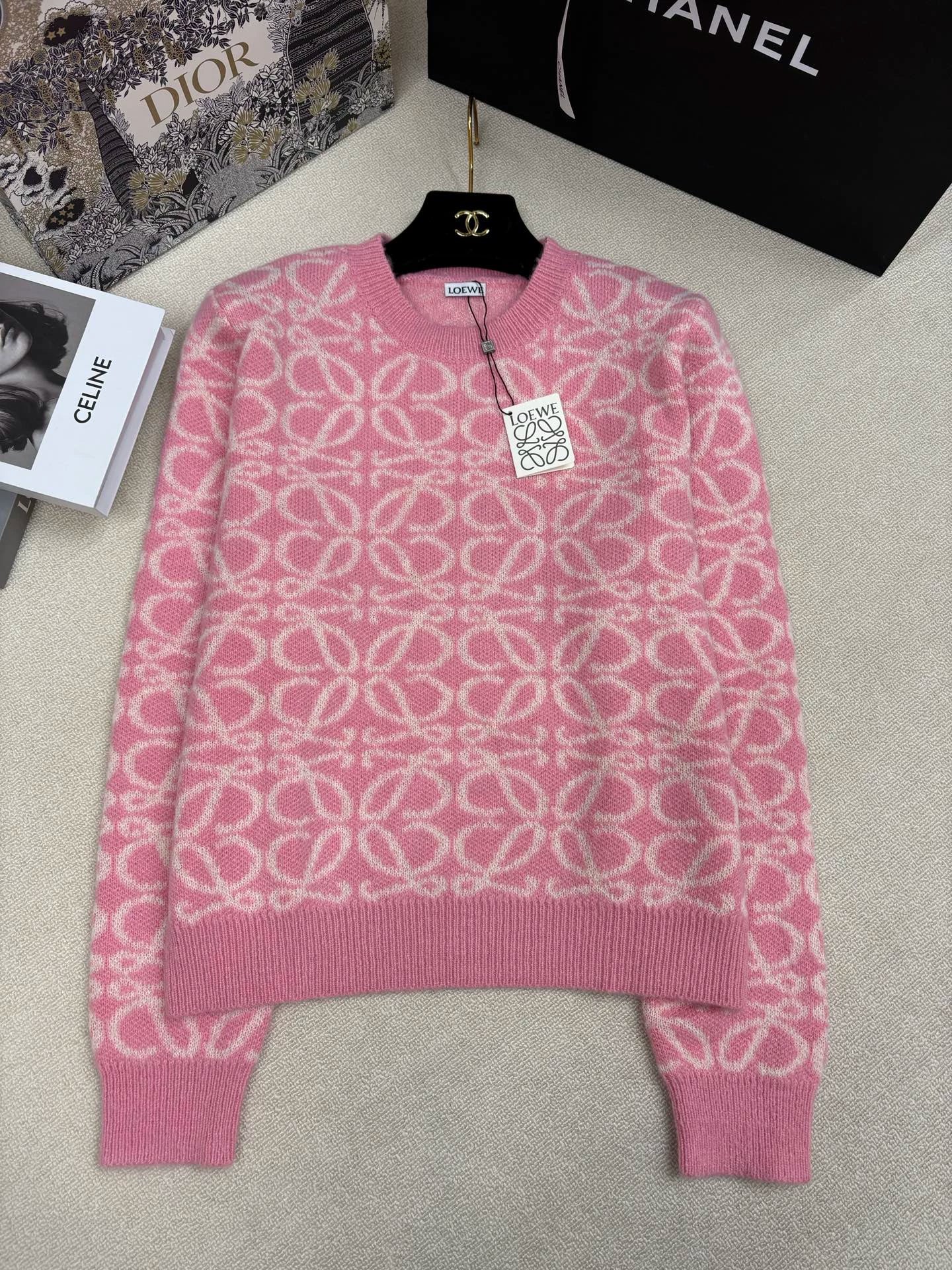 Color-blocked logo top