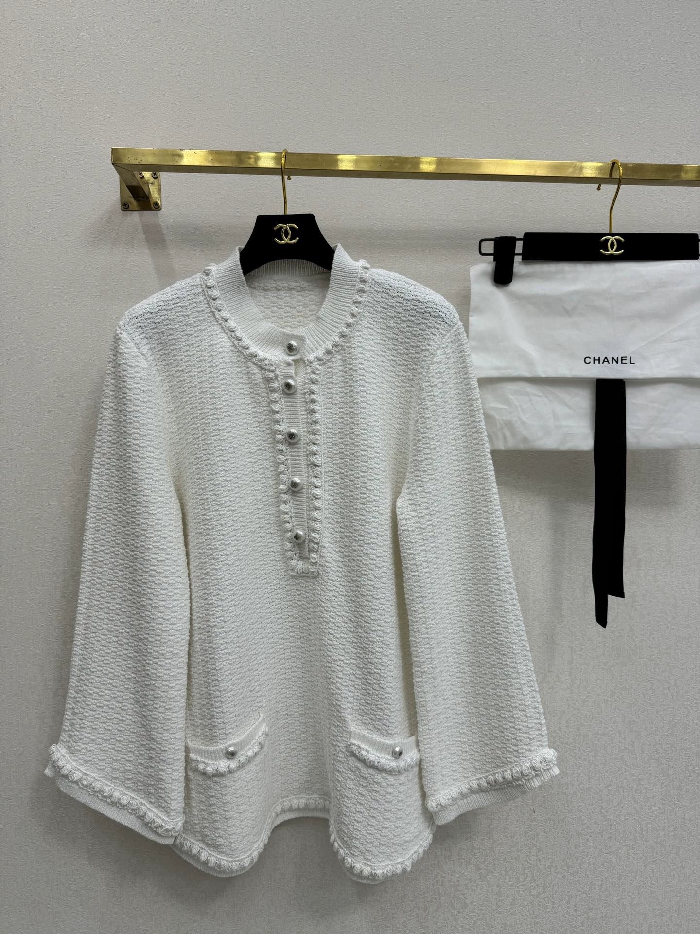 Hook-edge pocket long sleeve