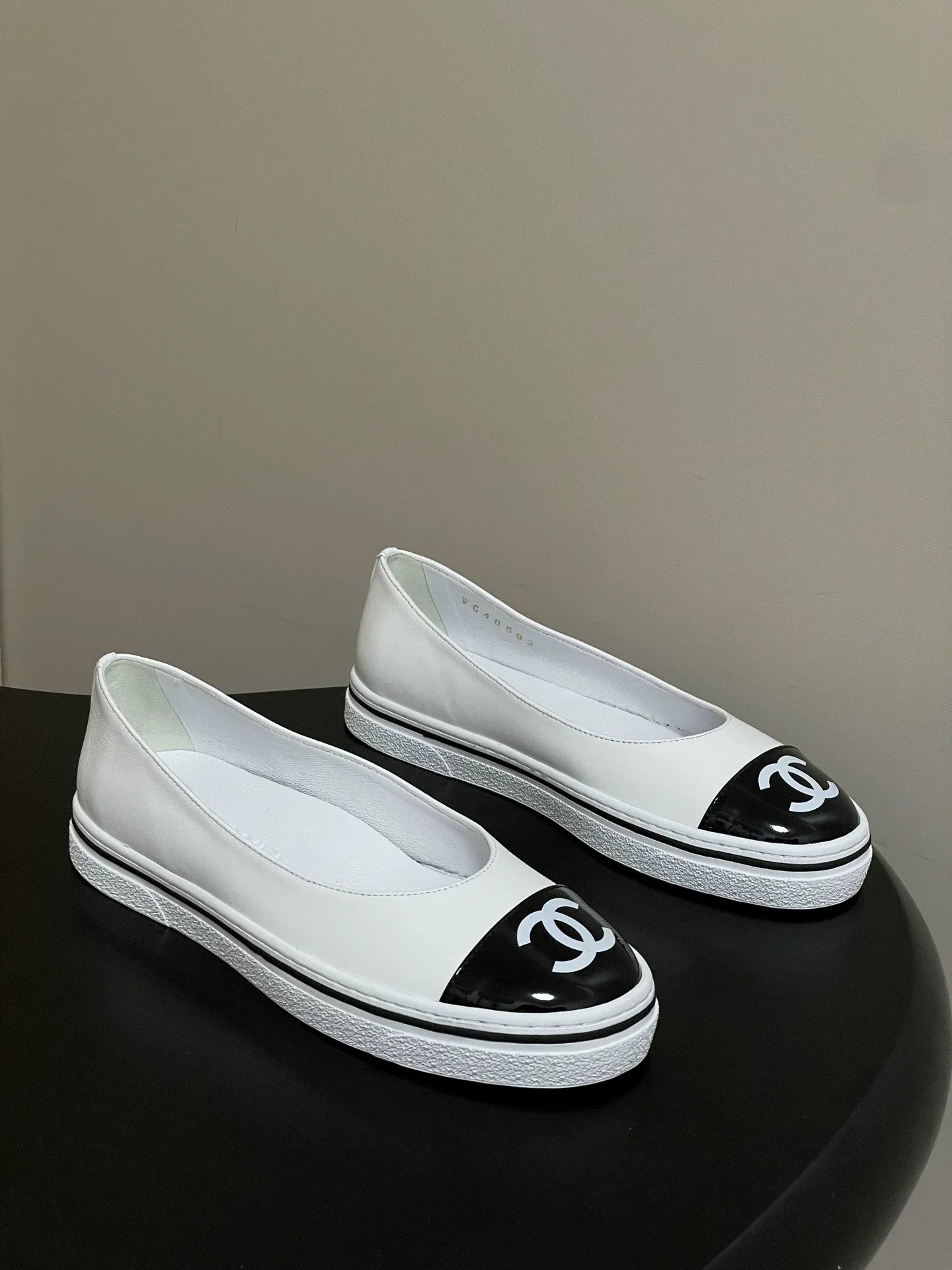 Color-blocked low-cut flats