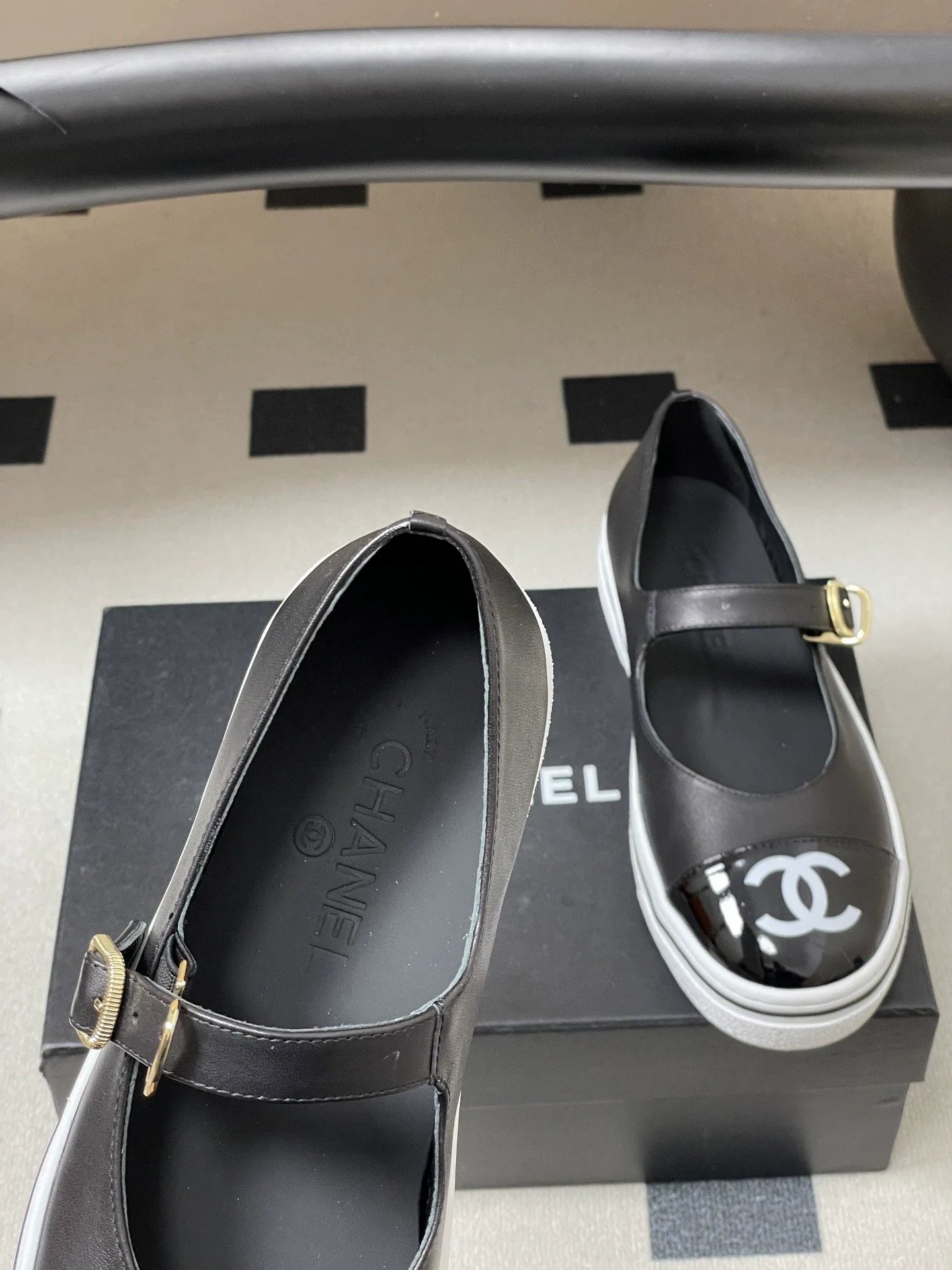 Color-blocked low-cut flats
