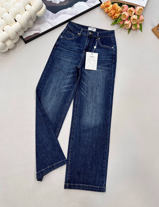 Straight-leg pants with embroidered back pockets