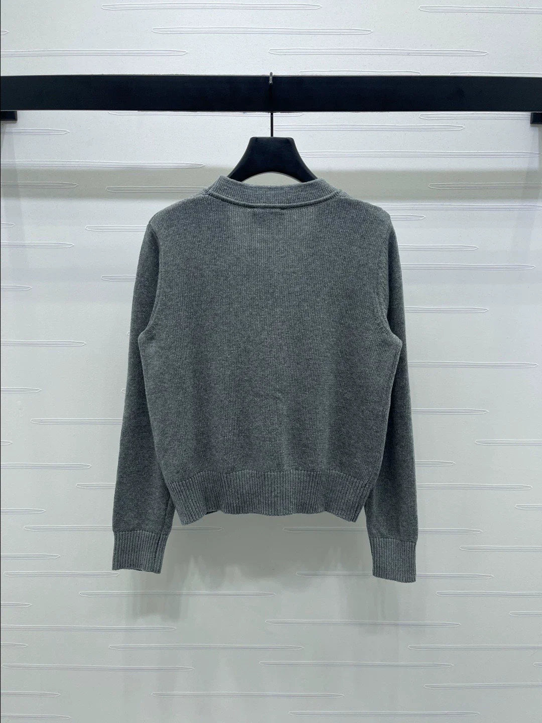 25fw V-neck long sleeved knitted cardigan