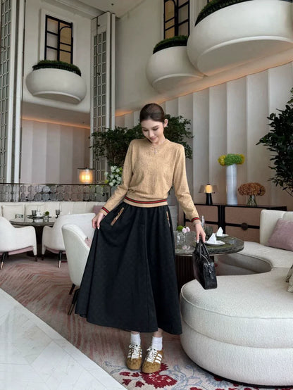 25 Knitted sweater with woven pattern round neck