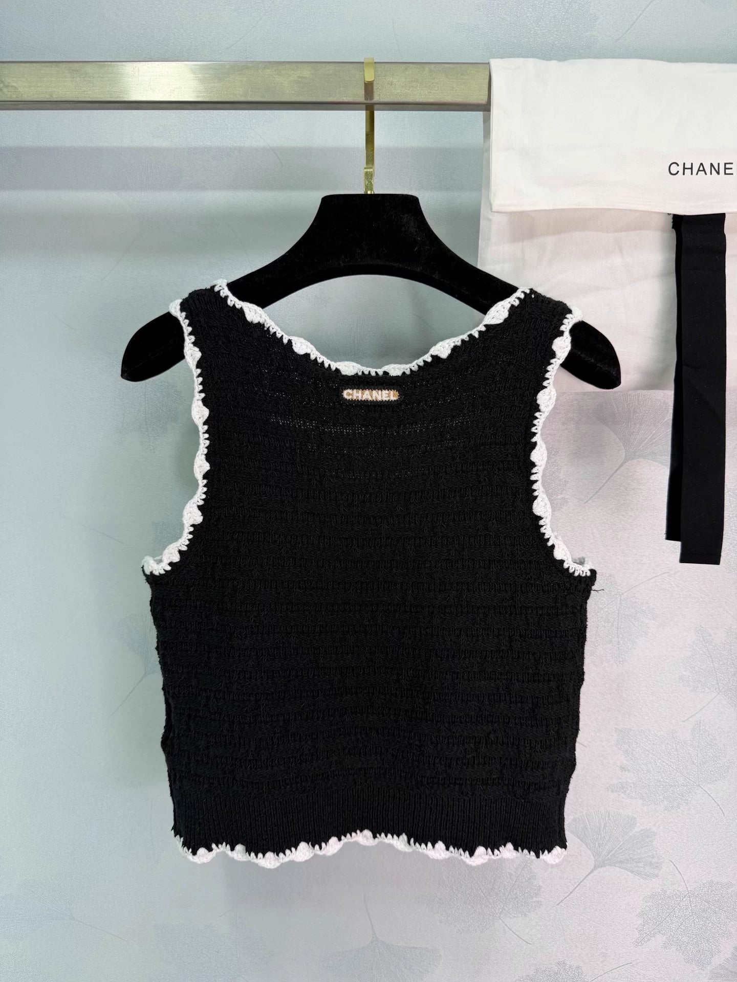 U-neck vest