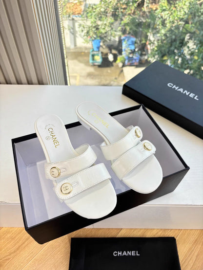 Double C buckle slippers